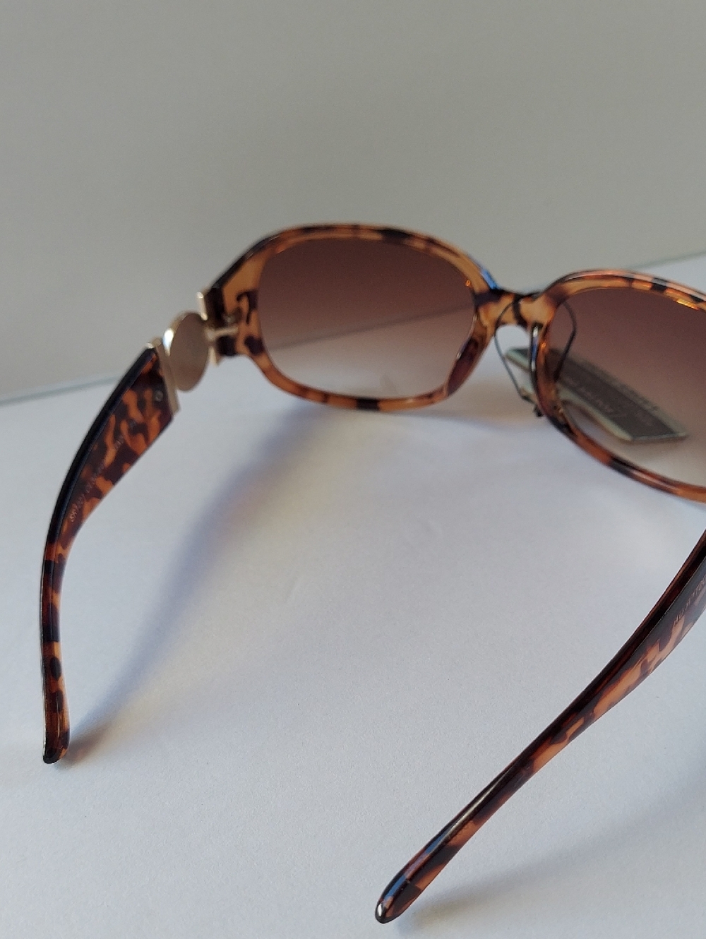 NWT Foster Grant Tortoiseshell Frame Sunglasses with Brown Gradient Lenses - Picture 4 of 6